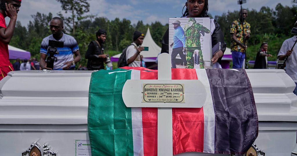 Boniface Kariuki ، وهو بائع قناع كيني ، أطلق النار على مسافة قريبة للراحة | أفريقيا