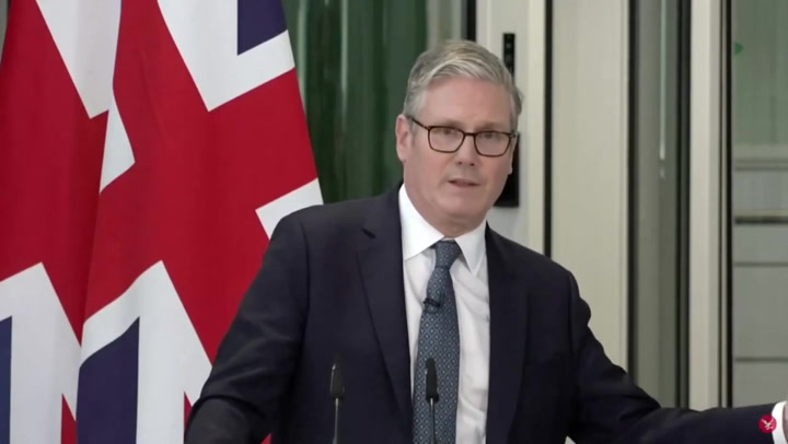 Starmer takes swipe at Farage in migrant deal announcement
