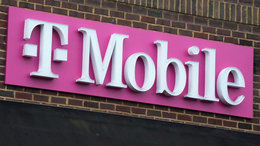 T-Mobile Dights Dei أثناء انتظار موافقات الصفقة من FCC