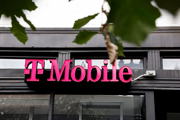 T-Mobile Dights Dei أثناء انتظار موافقات الصفقة من FCC