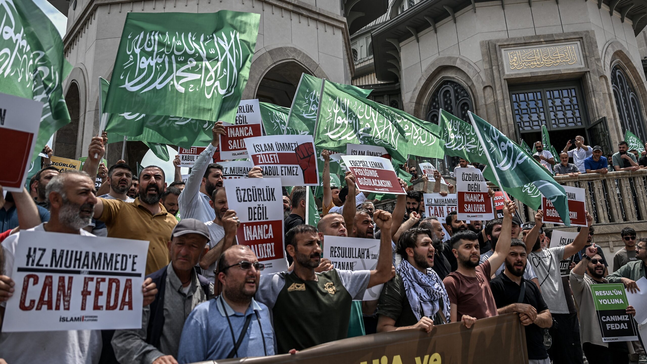 أدان المجلة التركية بزعم تصوير الرسوم الكاريكاتورية للنبي محمد