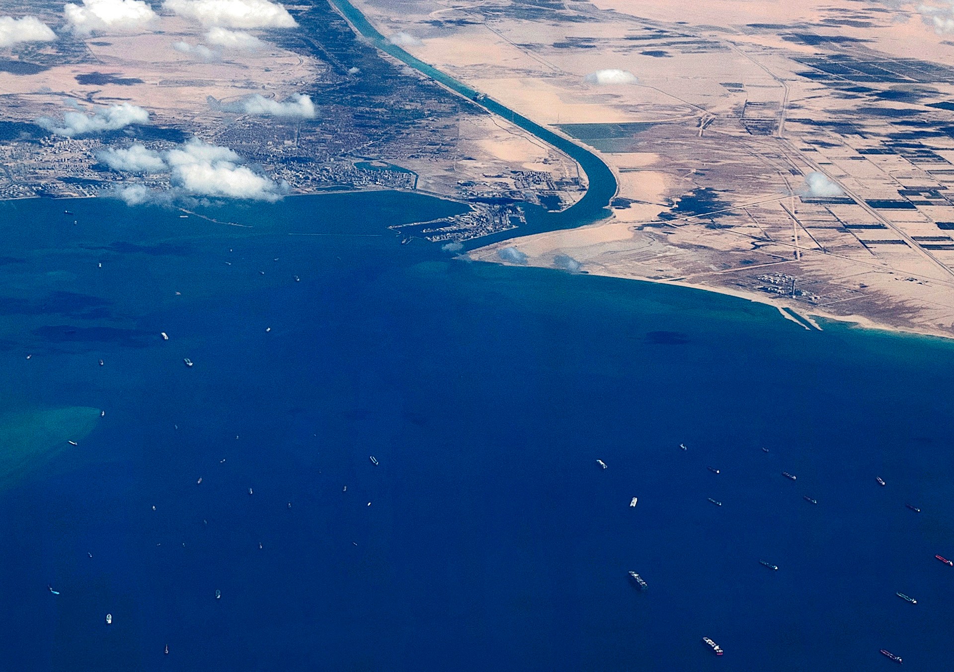 أربعة قتلى ، أربعة مفقودة بعد مغسلة البارجة النفطية في خليج السويس