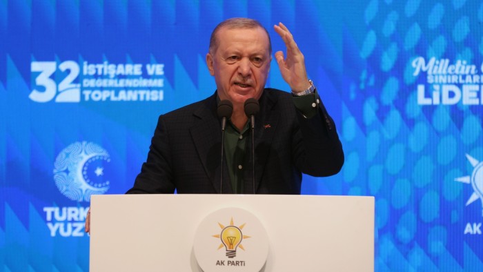 أردوغان ينحدر صفحة جديدة في تاريخ تركيا بينما يضع المقاتلون الكرديون السلاح
