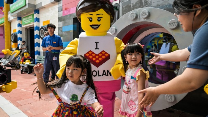 أول LEGOLAND في الصين يبني نسخة طبق الأصل من الجدار لجذب المستهلكين تحت الضغط