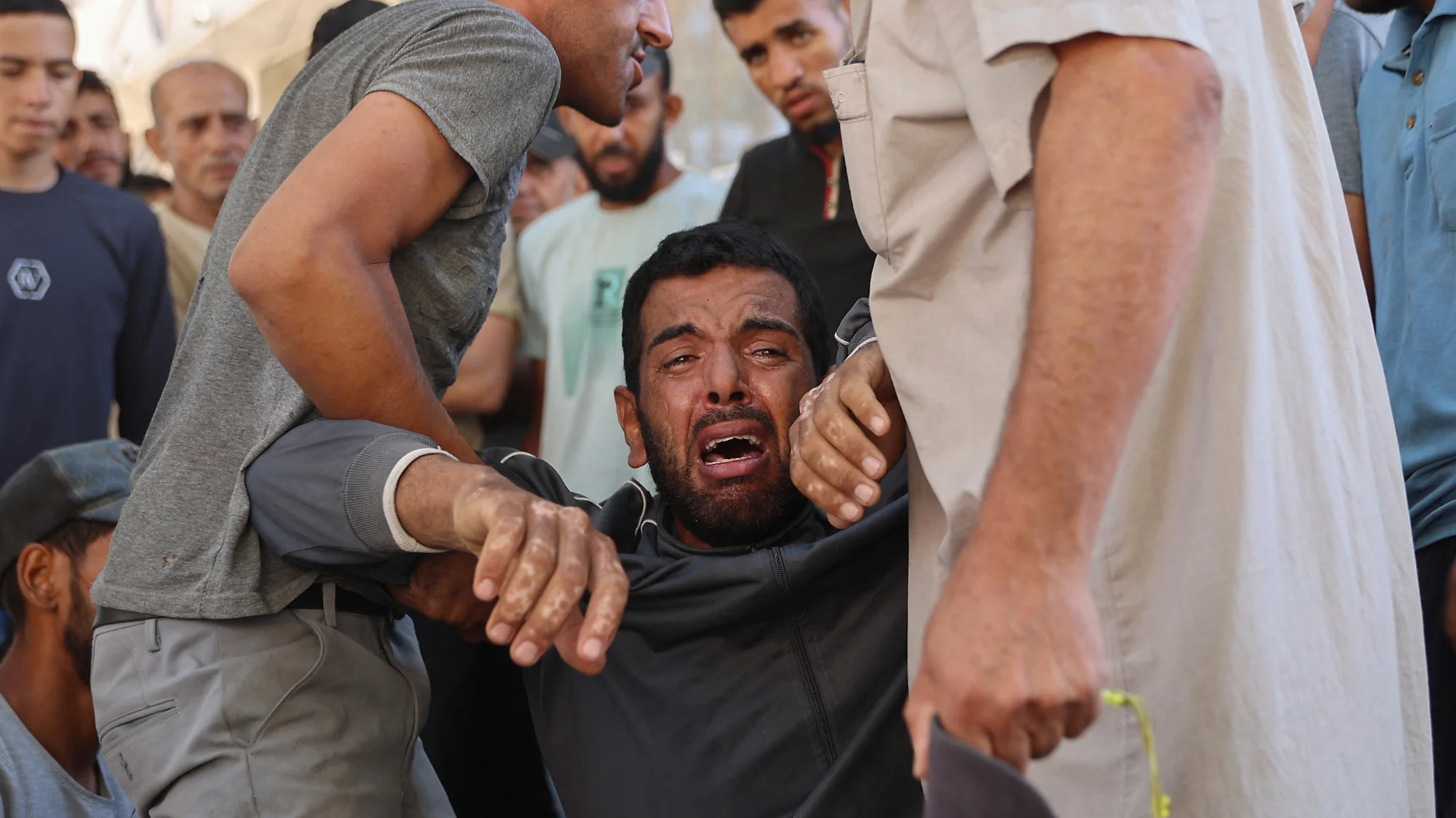إسرائيل تقتل أكثر من 300 فلسطيني في 48 ساعة مع نفاد غزة من القبور