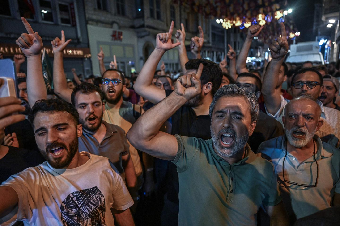 اشتباكات في اسطنبول على كرتون "النبي محمد" المزعوم للمجلة الساخرة