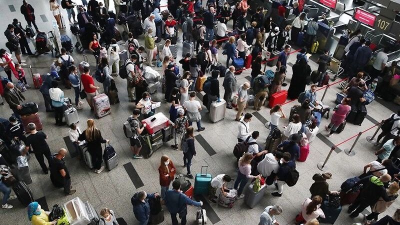 الانهيار في الطيران المدني: في موسكو ، سانت بطرسبرغ ، سوتشي ، تم إلغاء مئات الرحلات الجوية