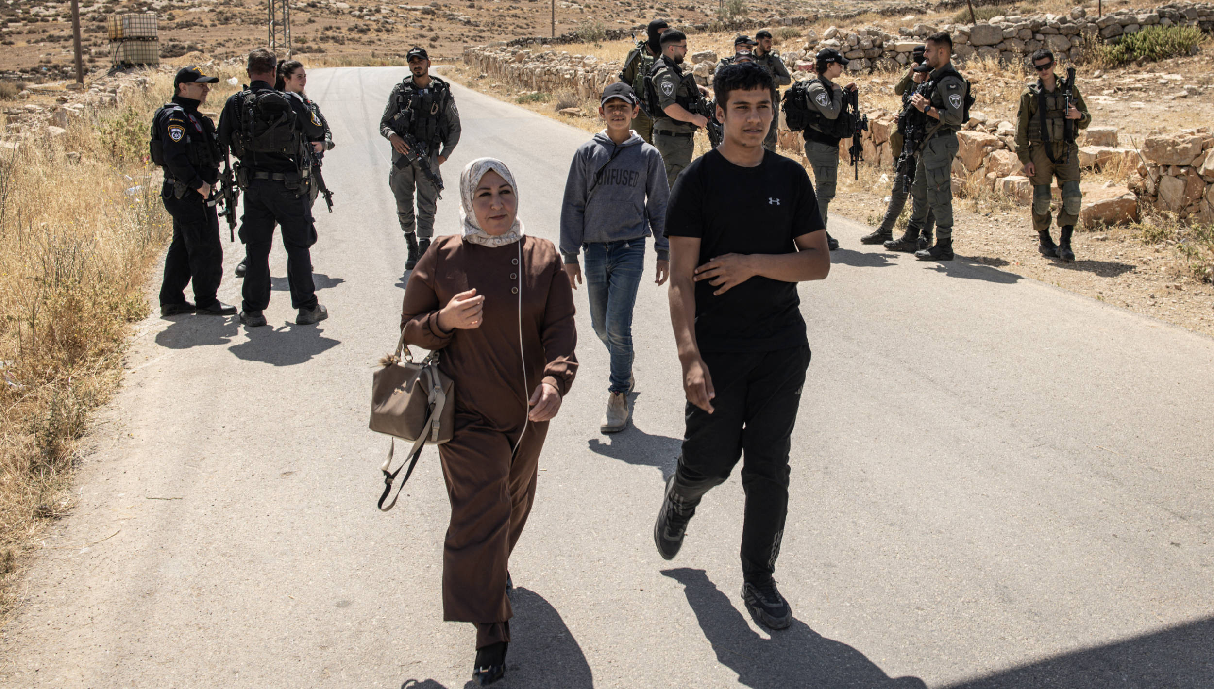 الجيش الإسرائيلي يحتجز أفراد الأسرة الفلسطينيين بعد مهاجمة المستوطنين القرية