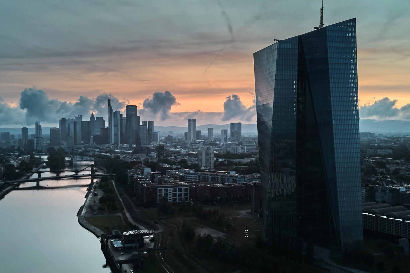 بينما تنفق فرنسا ، تستثمر ألمانيا