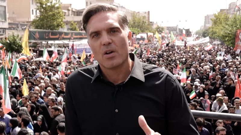 تقارير CNN من الحشود الضخمة التي تحضر جنازات الدولة في طهران | سي إن إن