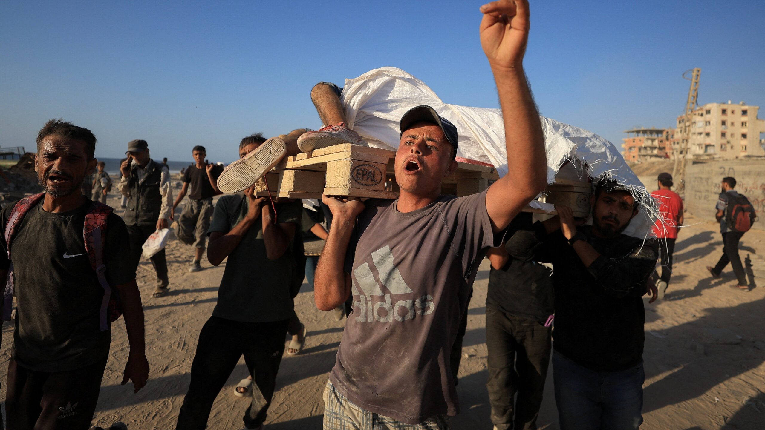 تقتل القوات الإسرائيلية ما يقرب من 60 فلسطينيًا ينتظرون شاحنات المساعدة في شمال غزة