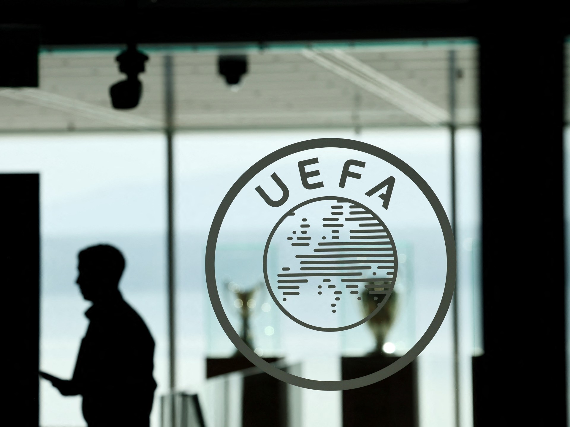 تم تغريم تشيلسي وبرشلونة من قبل الاتحاد الأوروبي لكرة القدم بسبب انتهاكات الحكم المالي