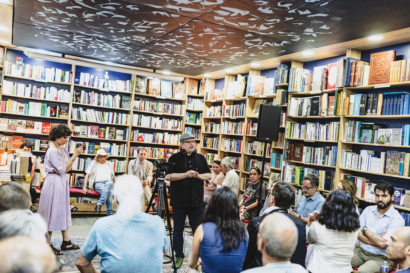 تناقش الشتات الإيراني في باريس الحرب والملا و "ما سيأتي التالي" في مكتبة المدينة