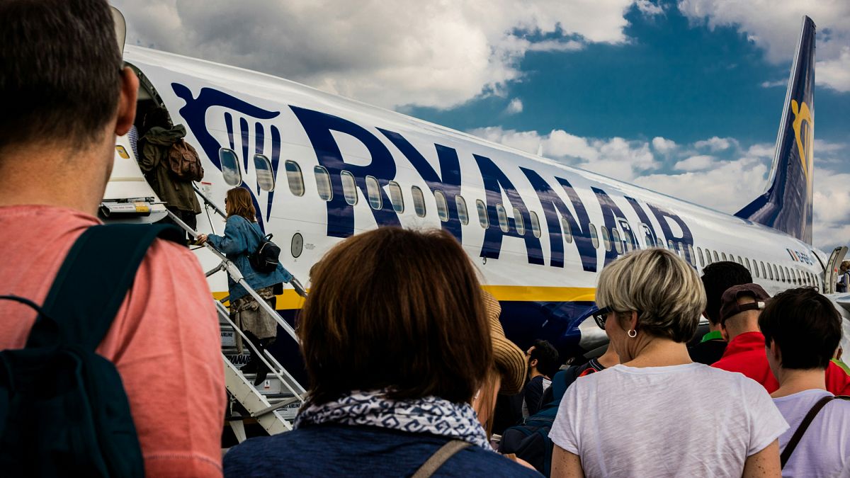 سيسمح Ryanair قريبًا للمسافرين بإحضار حقيبة مقصورة مجانية أكبر