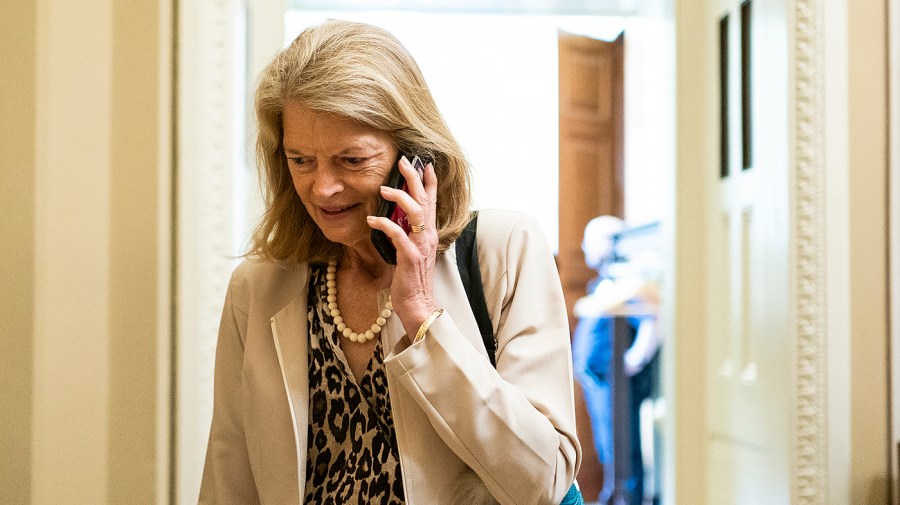 ضرب أعضاء مجلس الشيوخ التمويل على مقر مقر Trump FBI