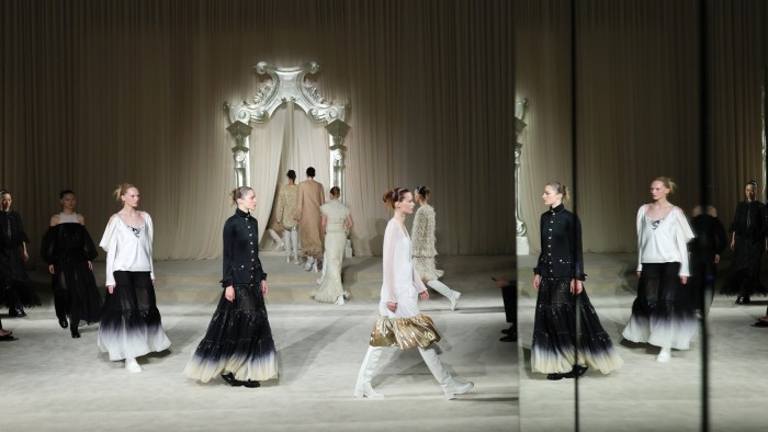 في أسبوع Couture ، طعم الغريب والرائد